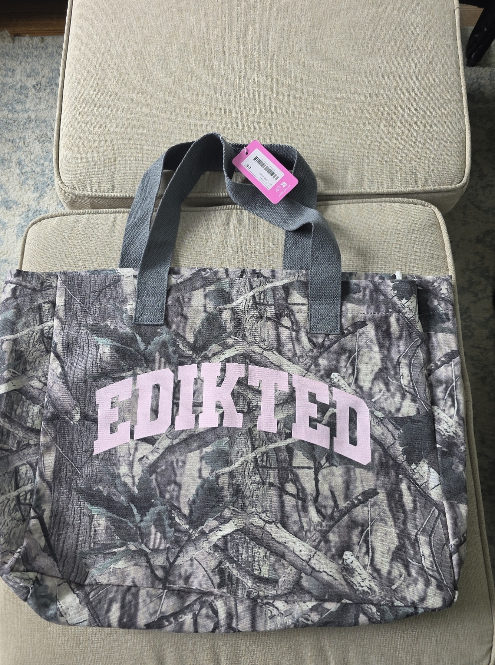  Edikted Camo Tote Bag featuring a pink logo 